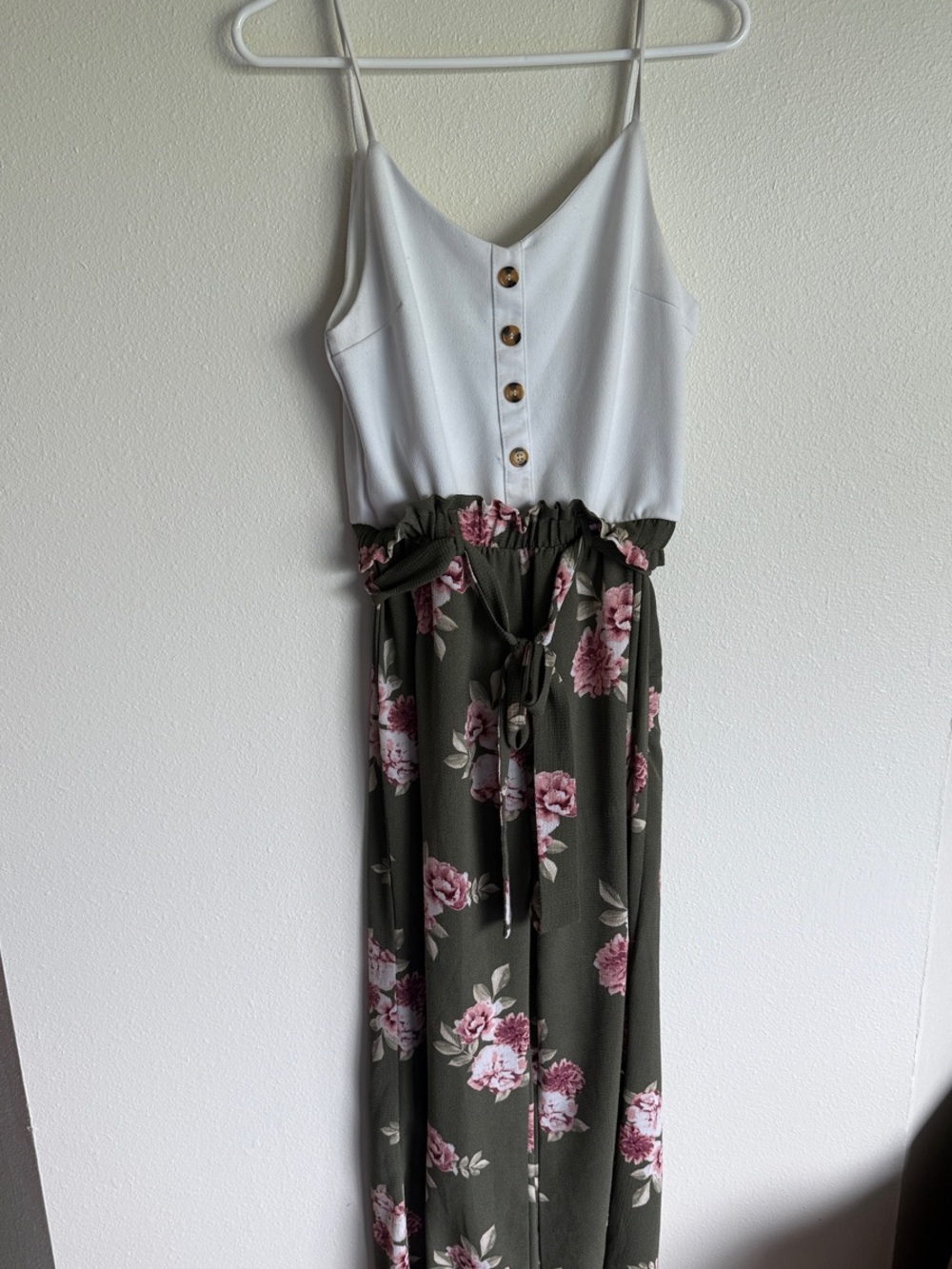 Justify White Sleeveless V-Neck Blouse